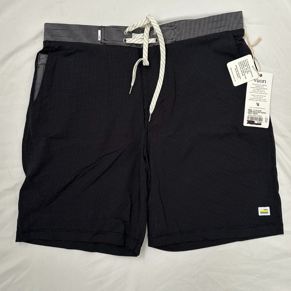 Vuori Evolution Short 32" Black NWT